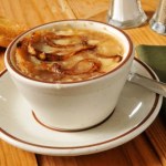 Masz cebulę i żółty ser? Ugotuj pyszną zupę na rozgrzewkę 