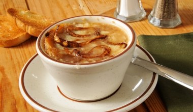 Masz cebulę i żółty ser? Ugotuj pyszną zupę na rozgrzewkę 