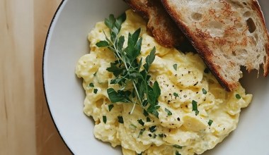 Masz dość jajecznicy? Zrób na śniadanie jajka w tym wydaniu
