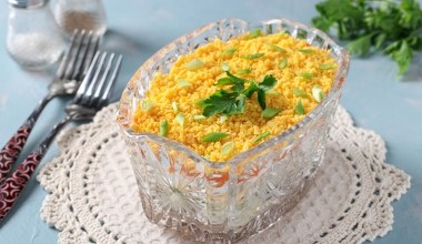 ​Masz dość klasycznej jarzynowej? W tym roku na święta zrób sałatkę słoneczną