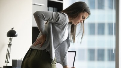 Masz dość pracy siedzącej? Poćwicz – bez wstawania od biurka!