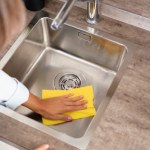 domowe sposoby Masz dość smug i kropli wody na zlewie? Tak pozbędziesz się ich, nie wydając ani grosza