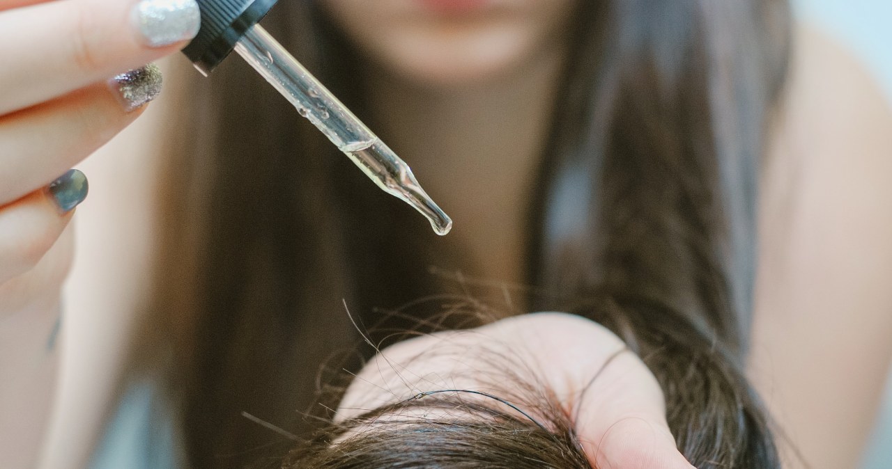 Masz dość suchych i zniszczonych włosów? Wcieraj w nie olej abisyński /123RF/PICSEL