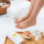 Masz dość suchych stóp i twardych pięt? Na ratunek przychodzi folia spożywcza