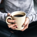 Masz gen szybkiego metabolizmu kofeiny? CYP1A2 decyduje, czy kawa pobudza, czy usypia