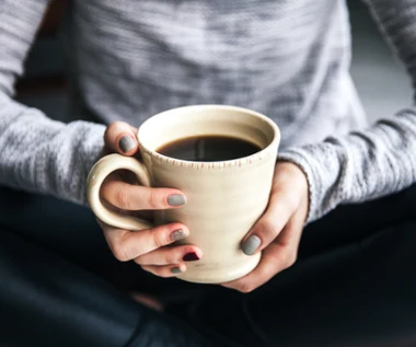 Masz gen szybkiego metabolizmu kofeiny? CYP1A2 decyduje, czy kawa pobudza, czy usypia