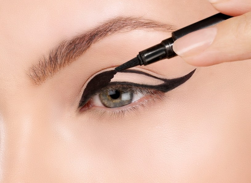 Masz ochotę na mocny makijaż oczu? Wykonasz go z pomocą eyelinera /123RF/PICSEL