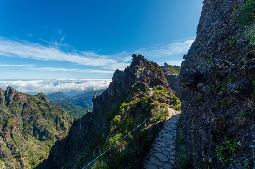 Masz ochotę na spacer ponad chmurami? Wybierz się na szczyt Pico Ruivo /123RF/PICSEL