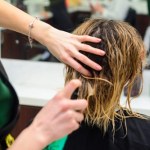 Masz okrągłą twarz? Lepiej unikaj tej modnej fryzury