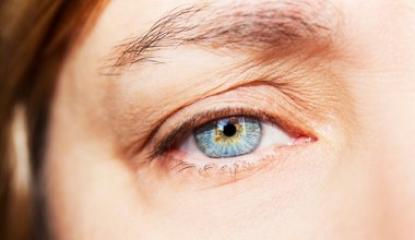 Masz opadające powieki? Tym makijażem optycznie otworzysz oko