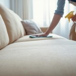 Masz plamę na kanapie? Ten sposób działa szybciej niż myślisz