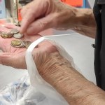 Masz ponad 60 lat? Tam zrobisz zakupy z dużą zniżką i odciążysz budżet