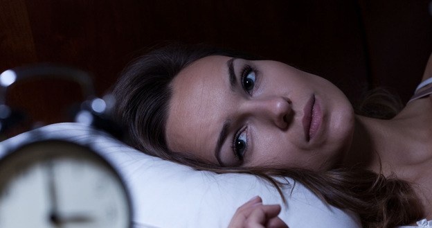 ​Masz problemy z zasypianiem? Pij wieczorem ten sok, zamieni organizm w fabrykę hormonu snu /123RF/PICSEL