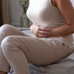 Masz przewlekłe zaparcia i uczucie pełności? Winne mogą być złogi w jelicie grubym 