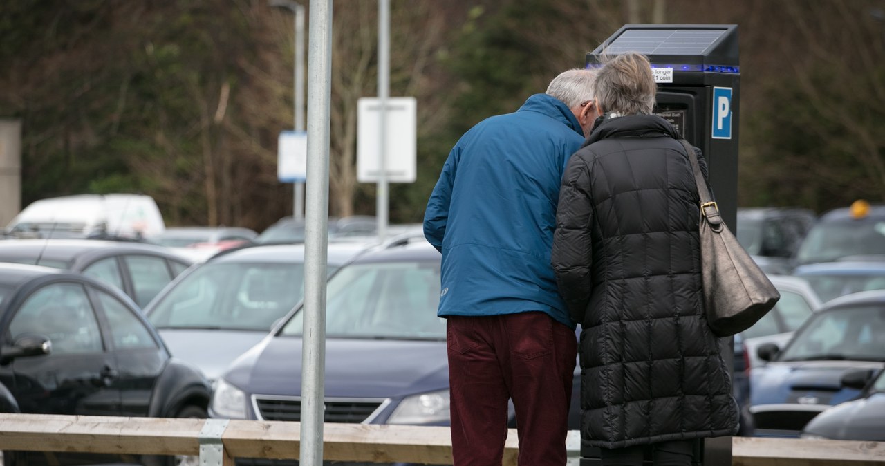 Masz starszy samochód? Na wyspach za parking zapłacisz podwójnie /Getty Images