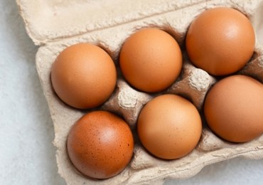 Masz w lodówce jajka po terminie ważności? Wiemy czy trzeba je wyrzucić
