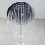 Masz wilgoć w łazience? Powieś to koło prysznica, a zapomnisz o problemie