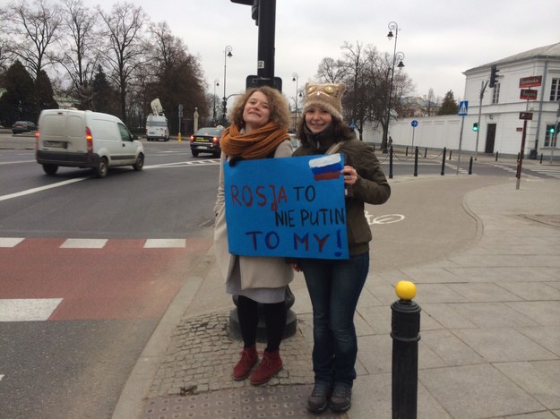 Masza i Julia przed ambasadą Rosji w Warszawie /Mariusz PIekarski /RMF FM