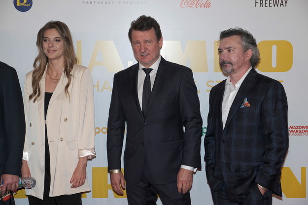 Masza Wągrocka (L), Robert Więckiewicz (C) i Andrzej Andrzejewski (P) podczas uroczystej premiery filmu „Najmro. Kocha, kradnie, szanuje” /Mateusz Marek /PAP