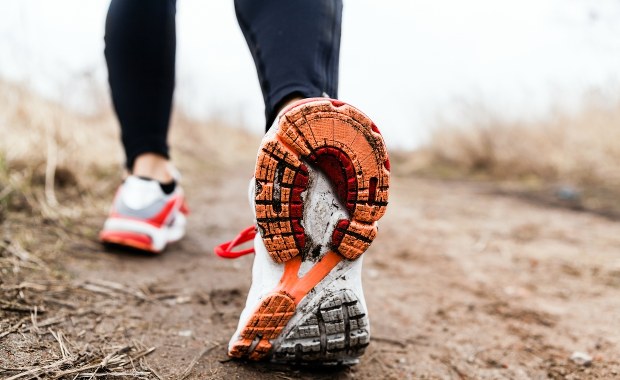 Maszeruj, by zapobiec demencji. Podano, ile kroków dziennie trzeba zrobić