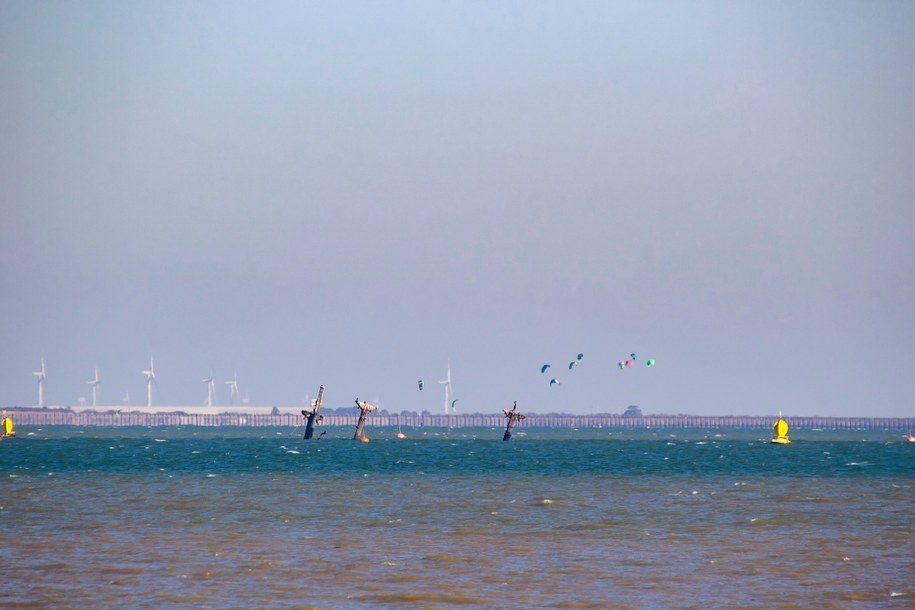 Maszty SS Richard Montgomery wystające ponad taflę wody /Shutterstock