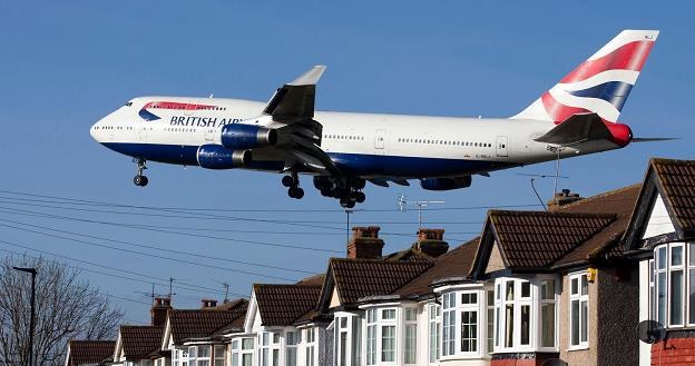 Maszyna BA w pobliżu lotniska Heathrow w Londynie /AFP