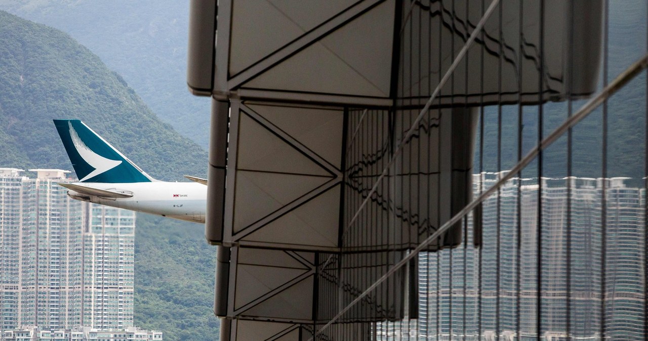 Maszyna Cathay Pacific ląduje na lotnisku w Hongkongu /AFP