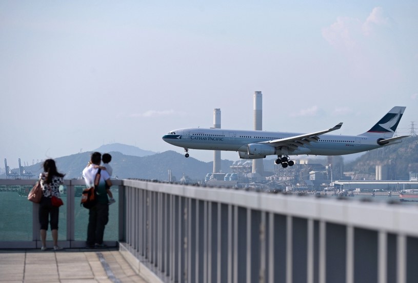 Maszyna Cathay Pacific nad macierzystym lotniskiem w Hongkongu /AFP