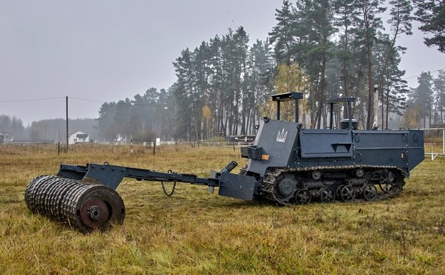 Maszyna do rozminowywania terenu w pobliżu Charkowa /SERGEY KOZLOV /PAP/EPA