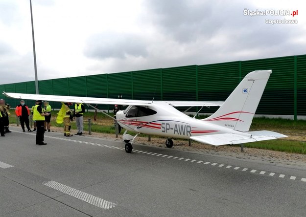 Maszyna po wylądowaniu na autostradzie A1 /Policja