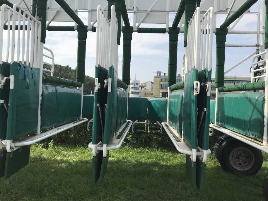 Maszyna startowa dla koni wyścigowych na Torze Służewiec w Warszawie /Fot. Michał Dobrołowicz /RMF FM