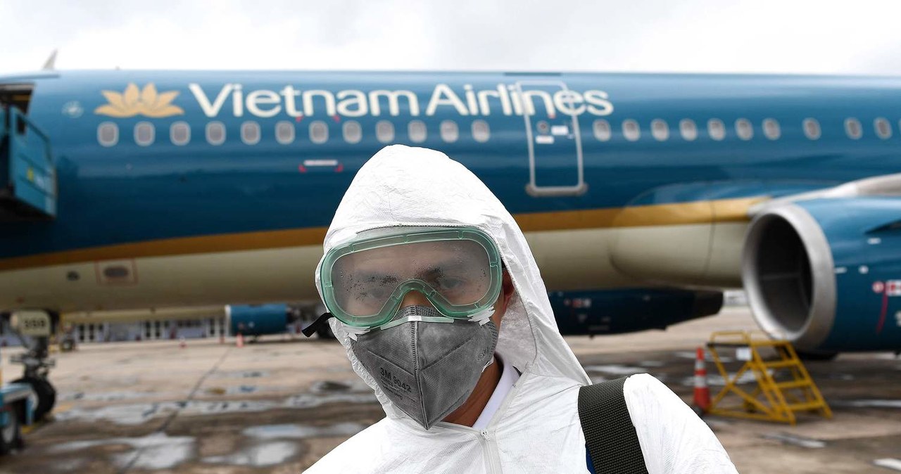 Maszyna Vietnam Airlines przed dezynfekcją /AFP