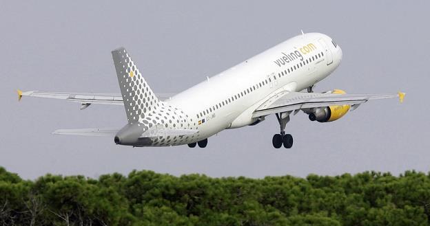 Maszyna Vueling Airlines startująca z lotniska w Barcelonie /