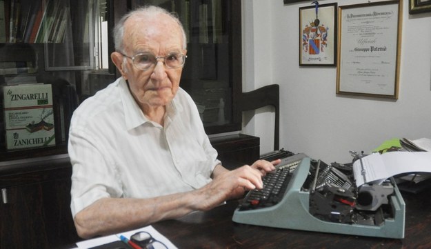Maszynę do pisania 96-latek dostał w prezencie w 1984 roku /Alessandro FUCARINI /PAP/EPA