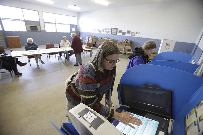 Maszyny do głosowania stosowane podczas wyborów w Stanach Zjednoczonych /J.D. Pooley /Getty Images