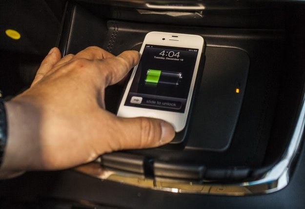 Toyota z bezprzewodową ładowarką do smartfona Mata do bezprzewodowego ładowania smartfona /Toyota