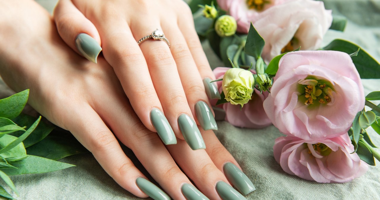 “Matcha nails" to hit, który zyskuje coraz większą popularność. W tym odcieniu można stworzyć liczne stylizacje paznokci. /Pixel