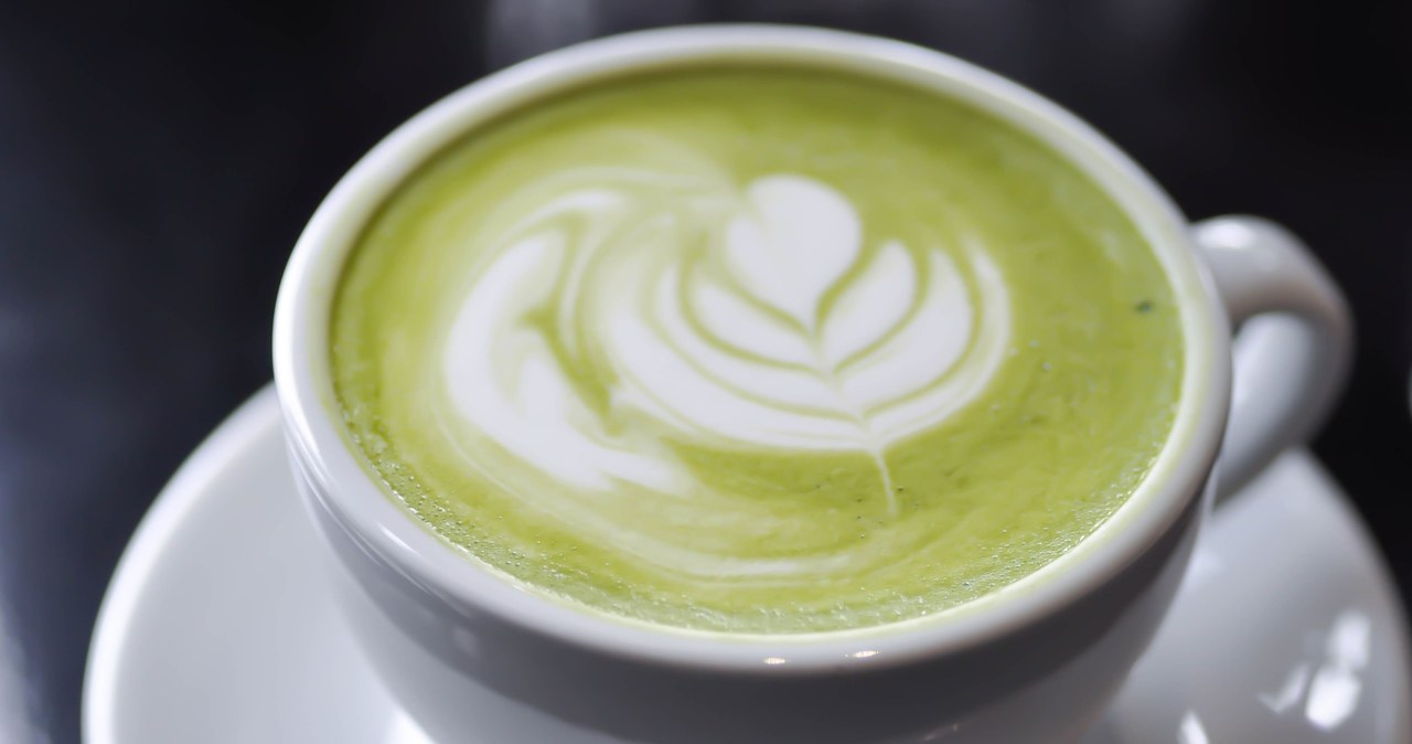 Matcha świetnie zastąpi kawę. można podawać ją z mlekiem w formie matcha latte /123RF/PICSEL