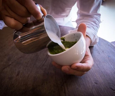 Matcha z mlekiem? To zły pomysł! Z czym pić, by była jeszcze zdrowsza?