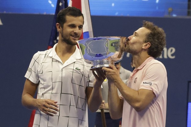 Mate Pavić i Bruno Soares z trofeum dla najlepszego debla wielkoszlemowego US Open /JASON SZENES    /PAP/EPA