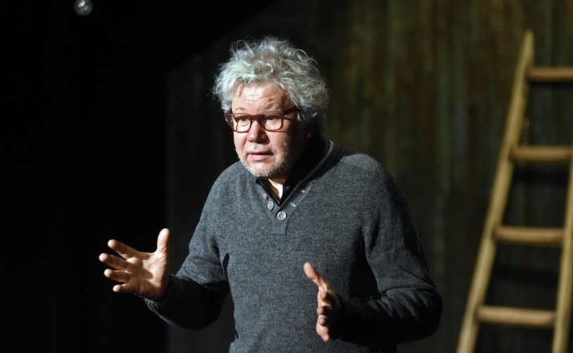 "Materia Prima udowadnia, że w normalnie funkcjonującym krwiobiegu teatralnym jest wiele nurtów teatru. Ten, który pokazujemy na naszym festiwalu nie ma nic wspólnego z polityką, posługuje się poezją, czyli metaforą teatralną adresowaną do człowieka wolnego"