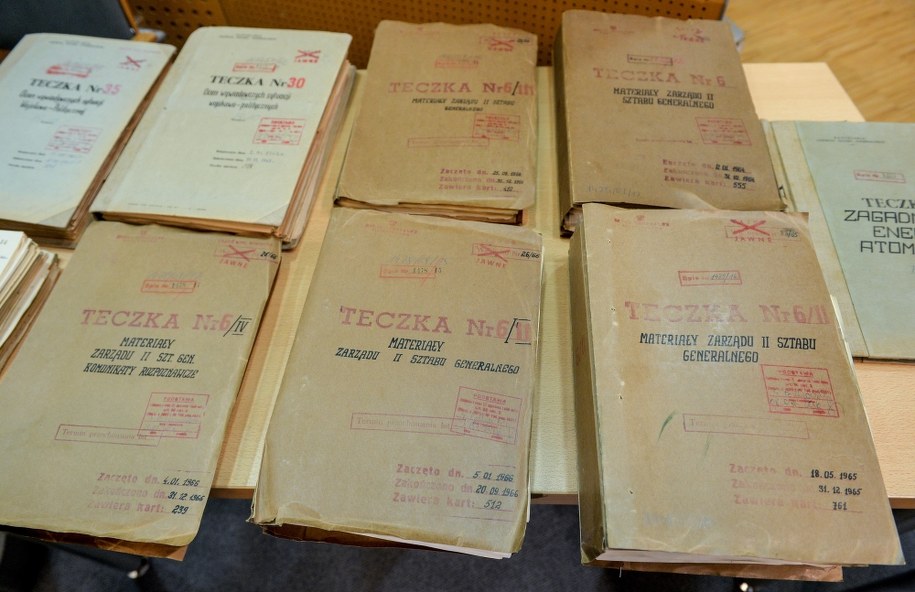 Materiały dot. Czesława Kiszczaka zaprezentowane podczas konferencji prasowej w Ministerstwie Obrony Narodowej /PAP/Marcin Obara /PAP