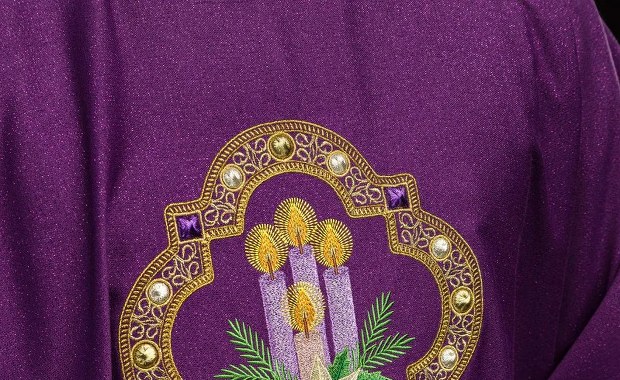 Materiały Ornatów: Od Lnu po Brokat, Co Wybrać?