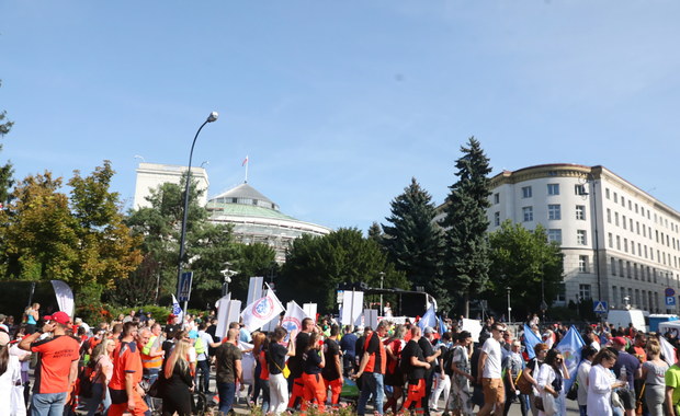 Materiały pirotechniczne przy trasie marszu medyków