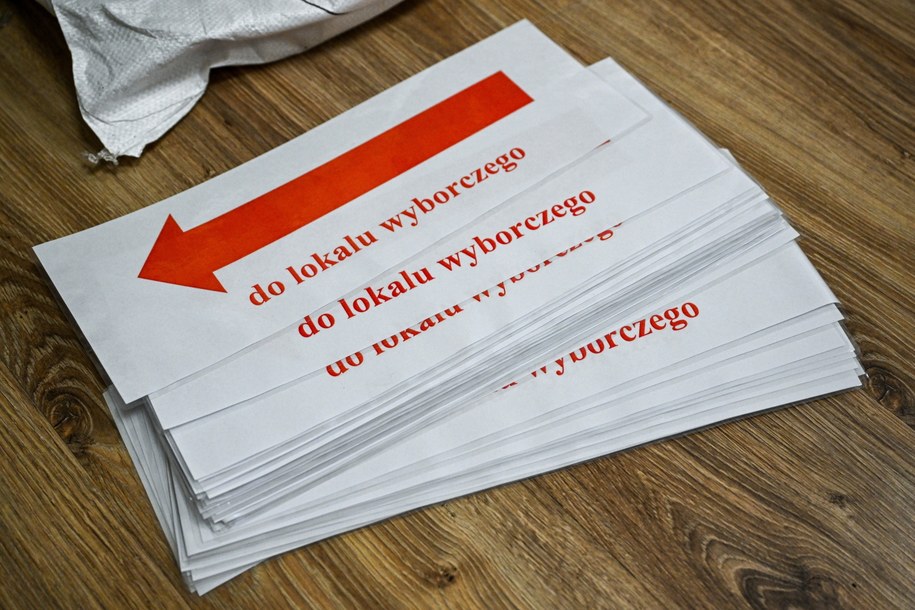 Materiały wyborcze dla członków obwodowych komisji wyborczych /Darek Delmanowicz /PAP
