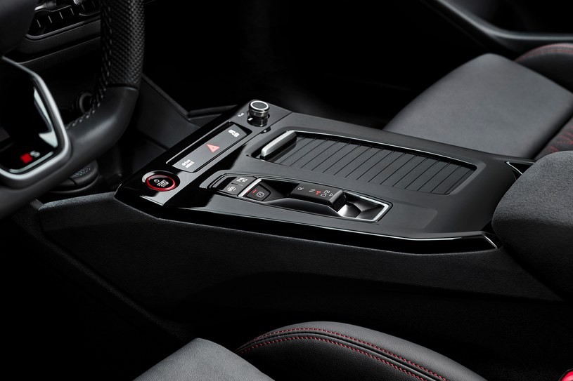 Materiały wykończenia stoją na najwyższym poziomie. W Audi Q6 e-tron nie brakuje także praktycznych schowków /materiały prasowe