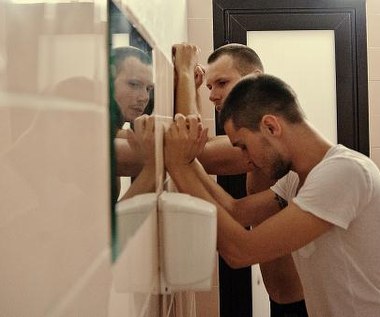 Mateusz Banasiuk (L) w filmie "Płynące wieżowce".