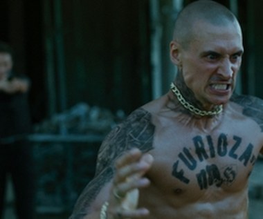 Mateusz Banasiuk wciela się w postać lekarza związanego ze środowiskiem kiboli. Aktor nie ukrywa, że jest to dla niego wielkie wyzwanie, ale i spełnienie aktorskich marzeń. W dużej mierze ze względu na fantastycznych partnerów, z jakimi ma możliwość współpracować, ale też na historię, jaką w swoim drugim filmie opowiada Cyprian Olencki.