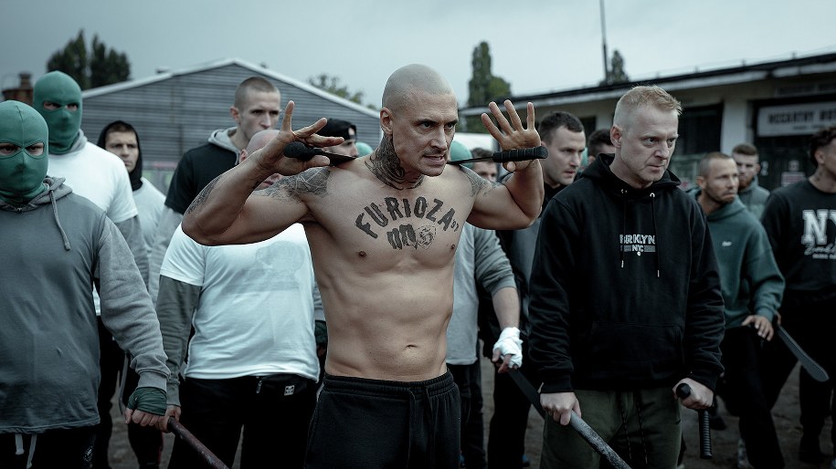 Mateusz Damięcki na planie "Drugiej Furiozy" /Karolina Grabowska / Netflix /Materiały prasowe