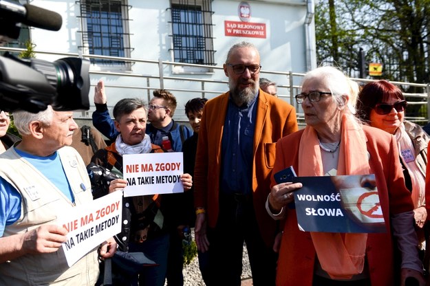 Mateusz Kijowski i jego zwolennicy przed budynkiem sądu / 	Jakub Kamiński    /PAP